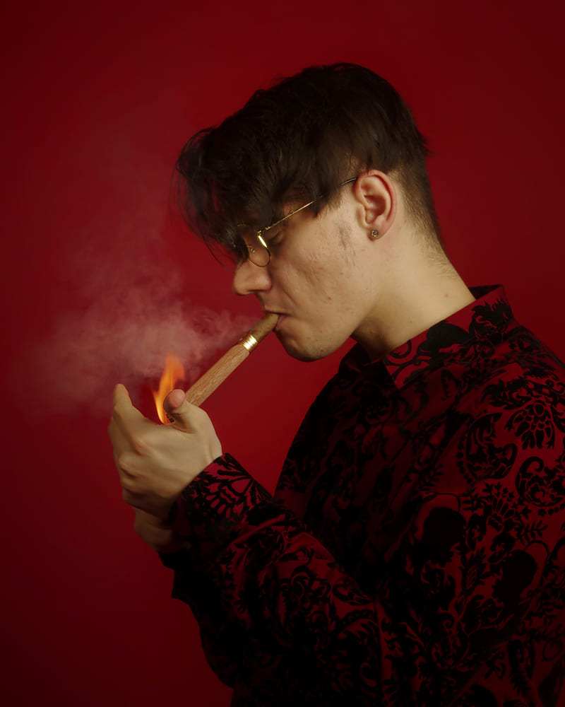 Portret mężczyzny z cygarem na czerwonym tle