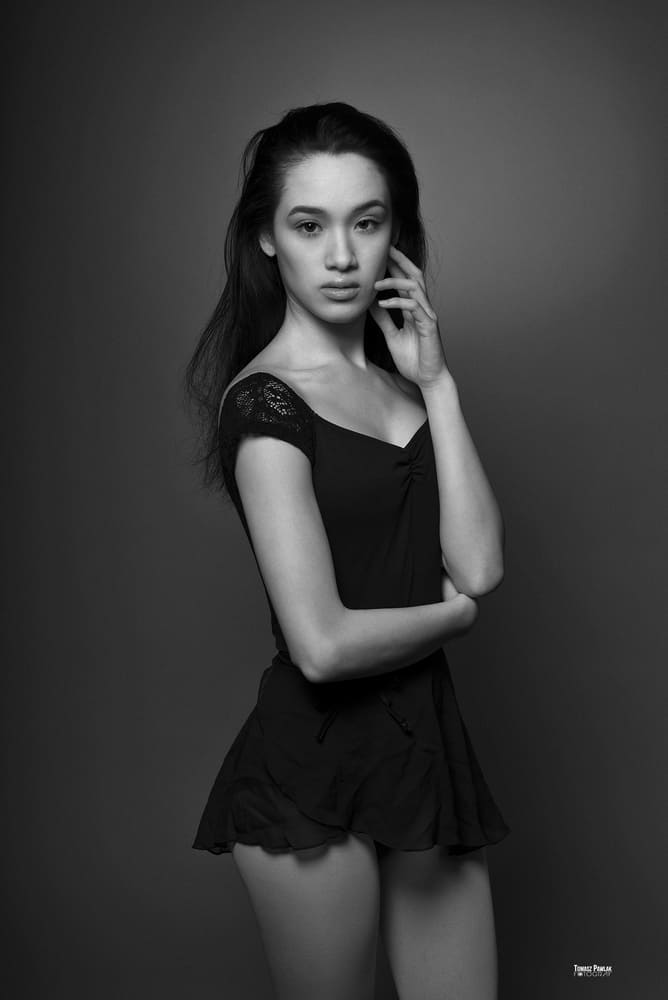 Czarno-biały portret kobiety w czarnej sukience